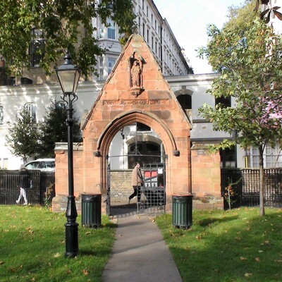 Holy Trinity Brompton churchyard arch - Cross