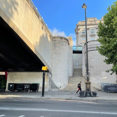 Duchy of Lancaster boundary marker - Embankment