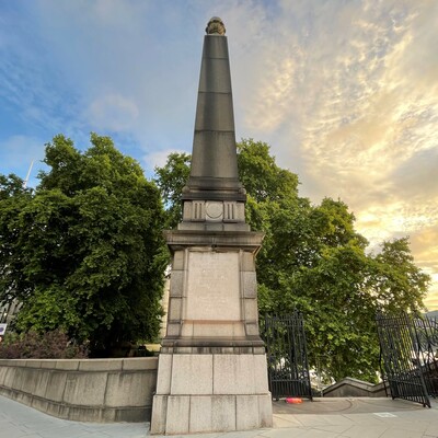 Lambeth Bridge - 4 obelisks